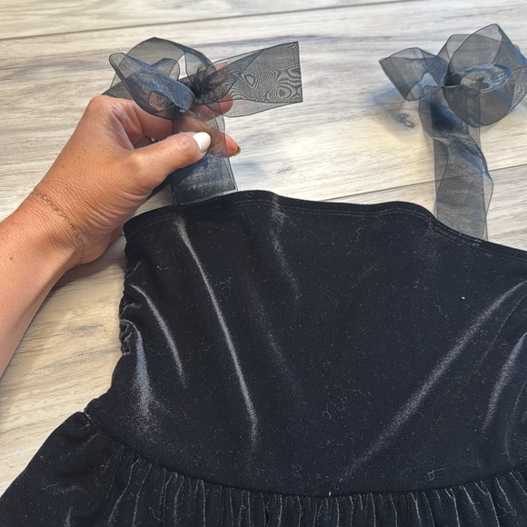 Elegant velvet Dress with Sheer Straps - Picture 4 of 4